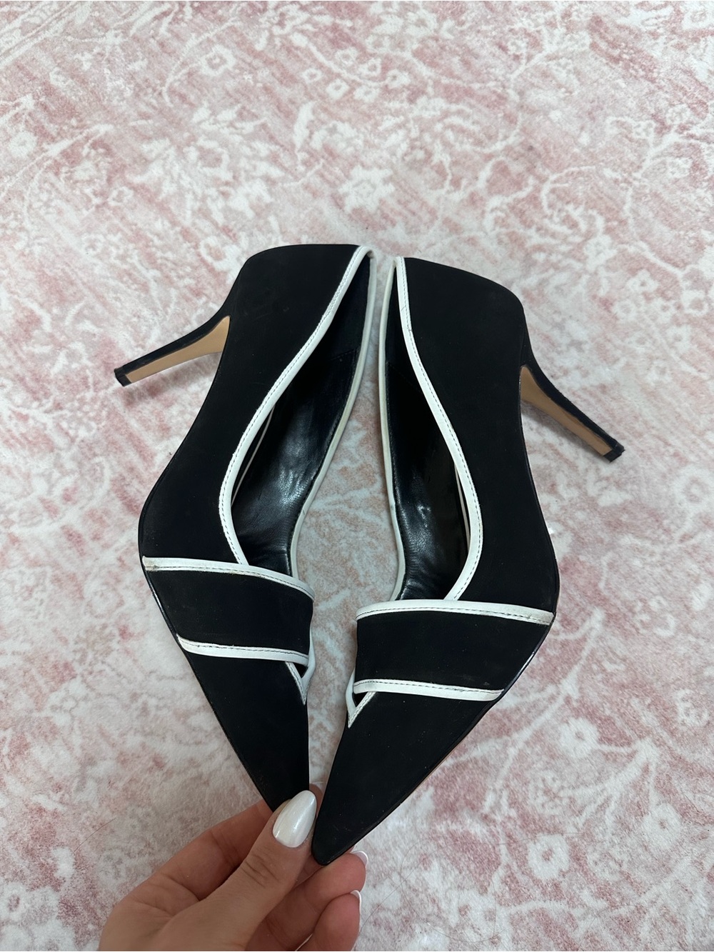 White House Black Market 🖤 Suede “Hayden” Pointed Heels - Picture 6 of 7